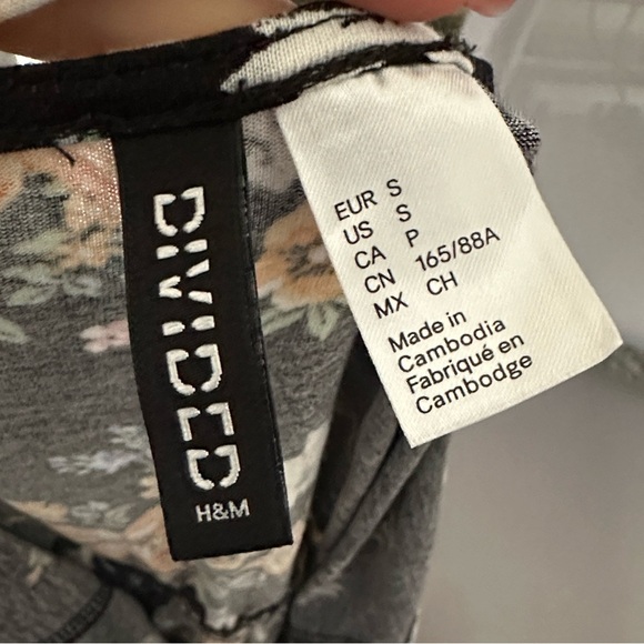 H&M Divided Black Floral Romper size small - Picture 7 of 7